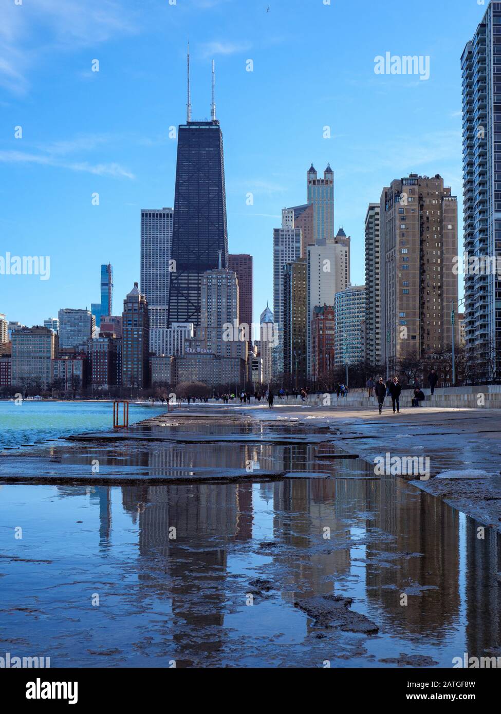 Skyline von Chicago am Ufer nördlich der Innenstadt. Seefwall, die in der Nähe von Rekordhöhen am See zeigt. Stockfoto