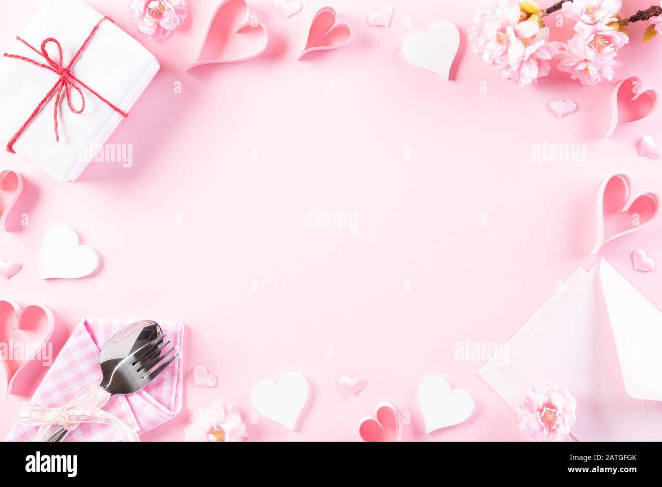 Rosa Papier Herzen mit Anschreiben und Geschenkbox auf Rosa pastell Papier Hintergrund. Liebe und Valentinstag Konzept. Stockfoto