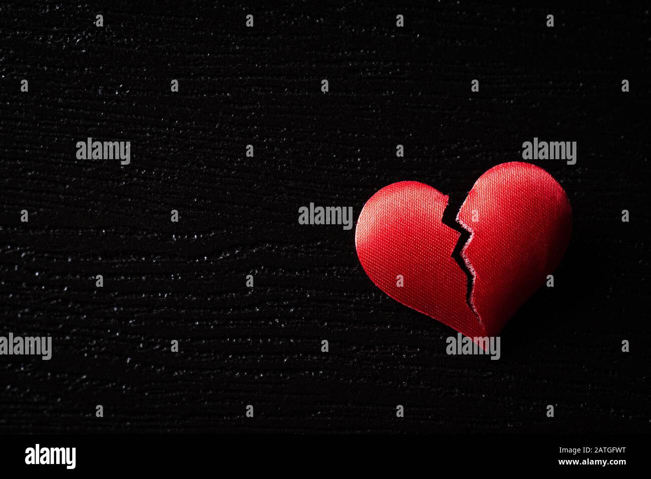 Gebrochenes Rotes Herz Auf Schwarzem Holzhintergrund Herz Gebrochen Liebe Und Valentines Tageskonzept Stockfotografie Alamy
