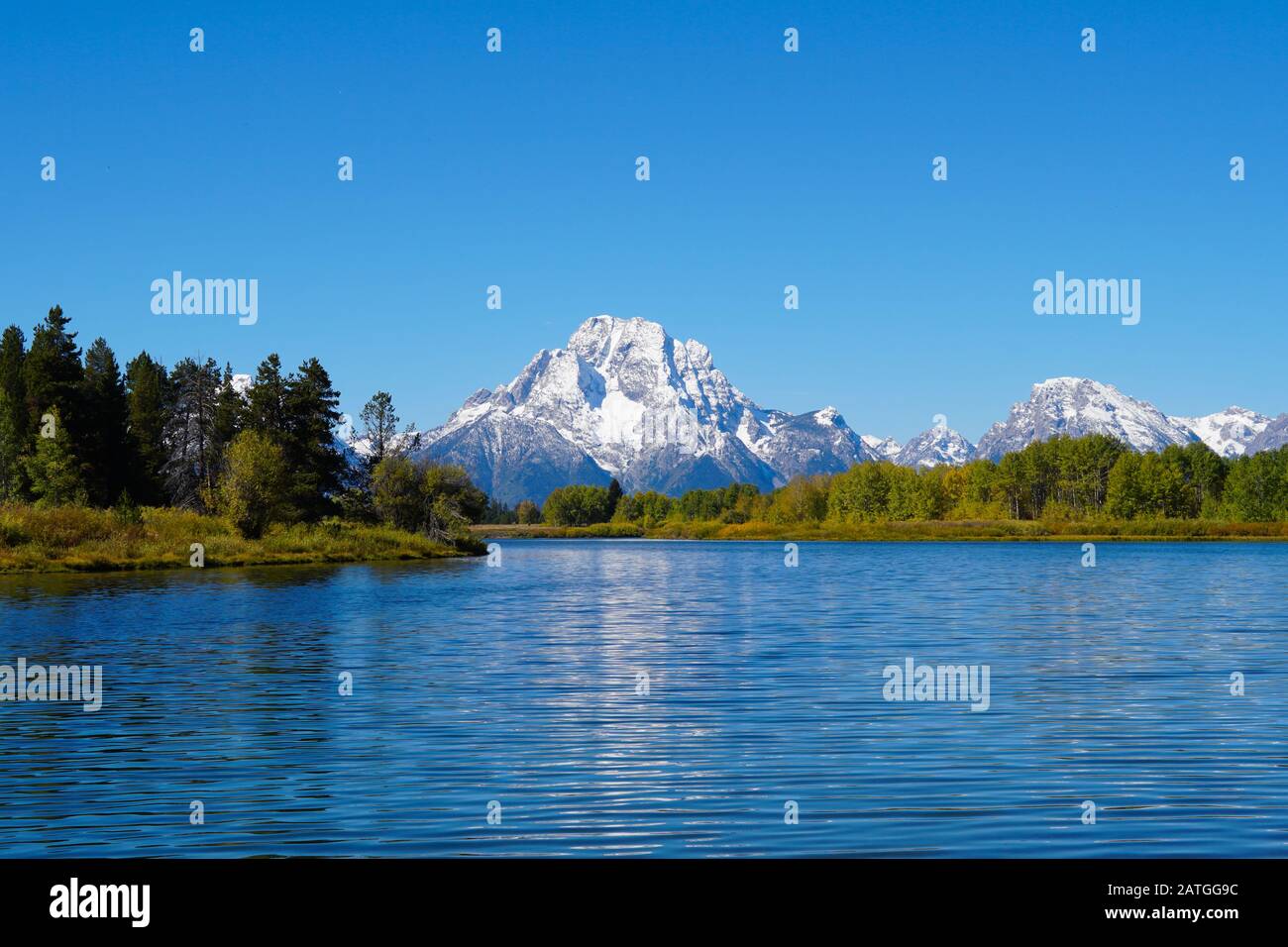 Auf der Suche über Snake River zu den schneebedeckten Teton Gipfel an einem schönen Tag. Stockfoto