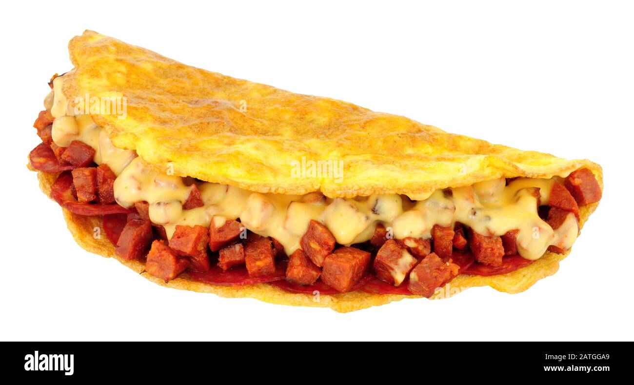 Würziges Chorizo gefülltes Omelett isoliert auf weißem Hintergrund Stockfoto