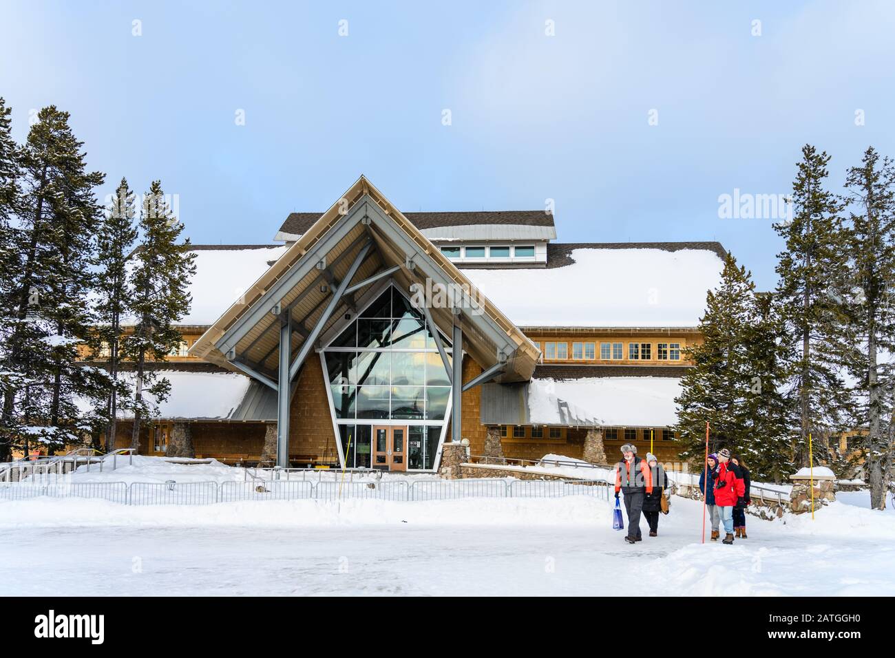 Touristen besuchen das Old Faithful Visitor Center im Winter. Yellowstone National Park, Wyoming, USA. Stockfoto