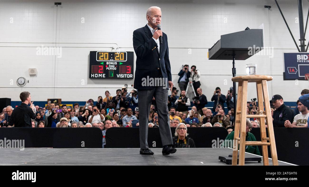 Des Moines, Iowa, USA. Februar 2020. Der ehemalige Vizepräsident und aktuelle demokratische Präsidentschaftskandidat JOE BIDEN veranstaltet am Abend vor dem ersten Iowa-Wahlkampf eine Gemeinschaftsveranstaltung in der Hiatt Middle School. Credit: Brian Cahn/ZUMA Wire/Alamy Live News Stockfoto