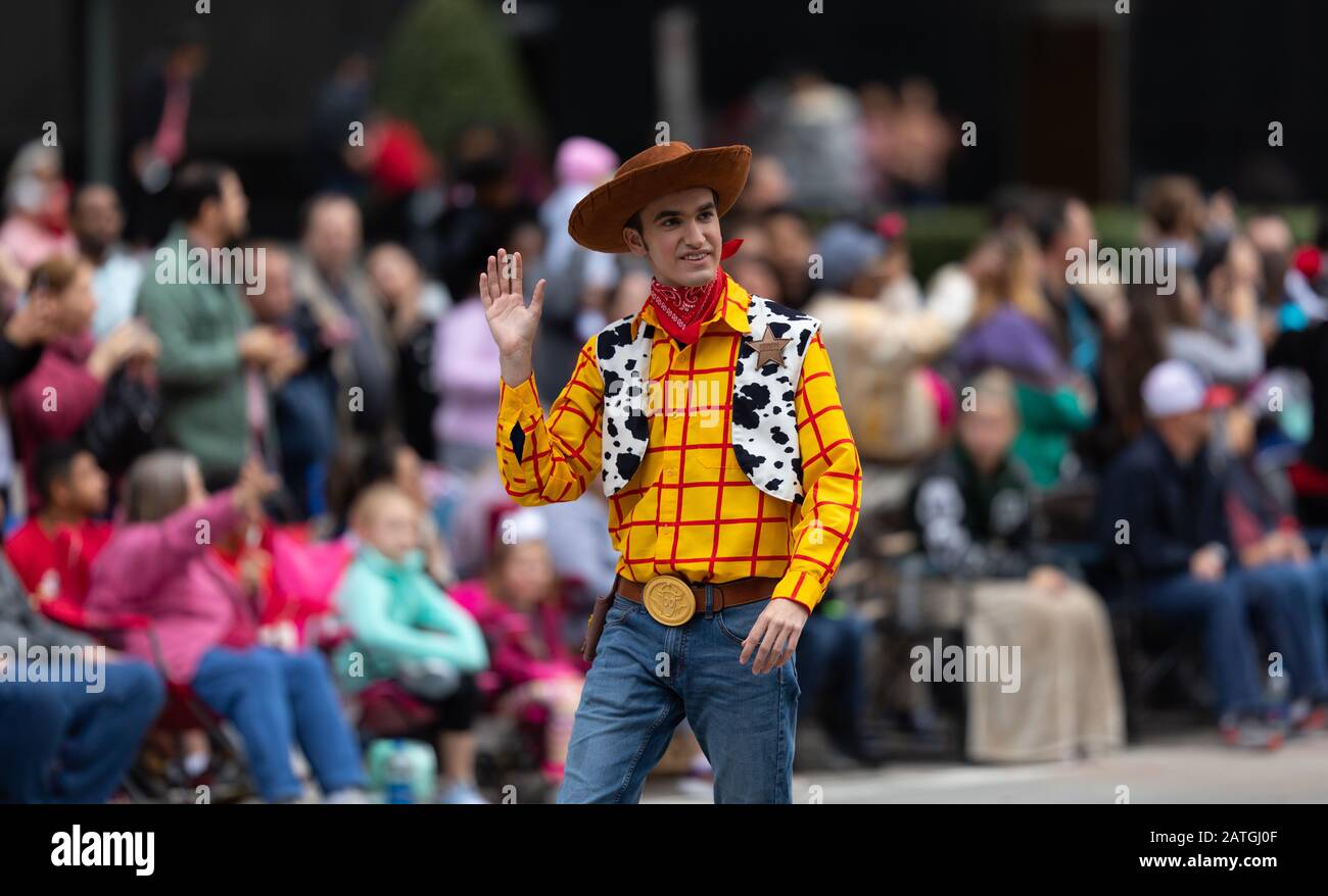 Houston, Texas, USA - 28. November 2019: H-E-B Thanksgiving Day Parade, Man verkleiden sich als Woody, Toy Story Filmfigur Stockfoto