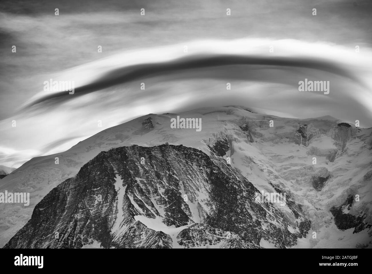 Frankreich, Haute-Savoie (74), Alpen, Mont-Blanc (4807 m) mit Lentikularwolke Stockfoto