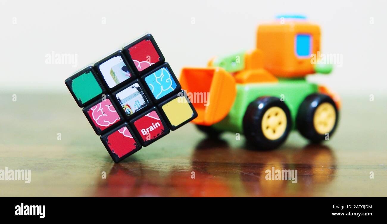 Rubik Würfel von Traktorspielzeug drücken Stockfoto