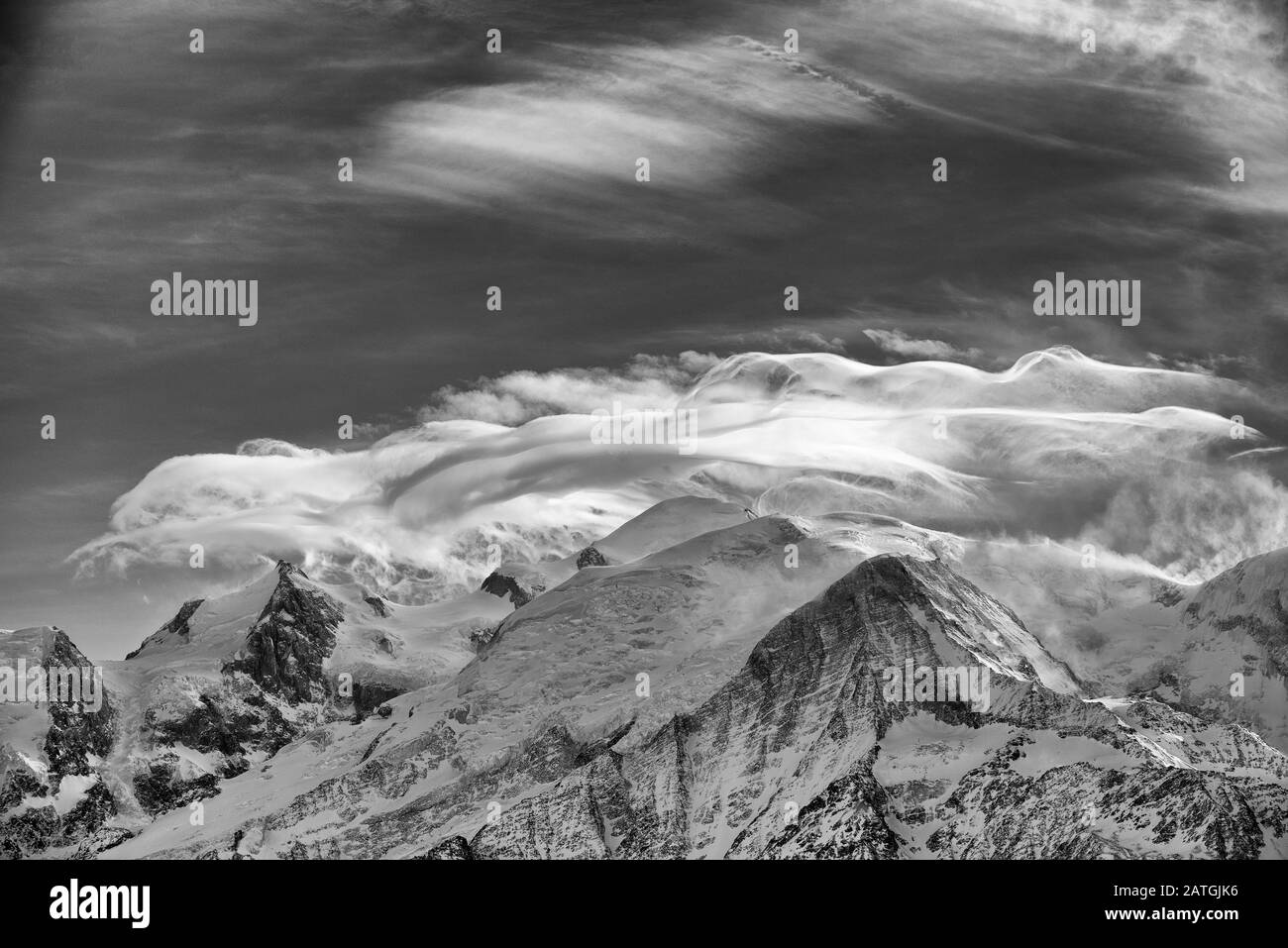 Frankreich, Haute-Savoie (74), Alpen, Mont-Blanc (4807 m) und Mont-Blanc-Gebirge mit Lentikularwolke Stockfoto