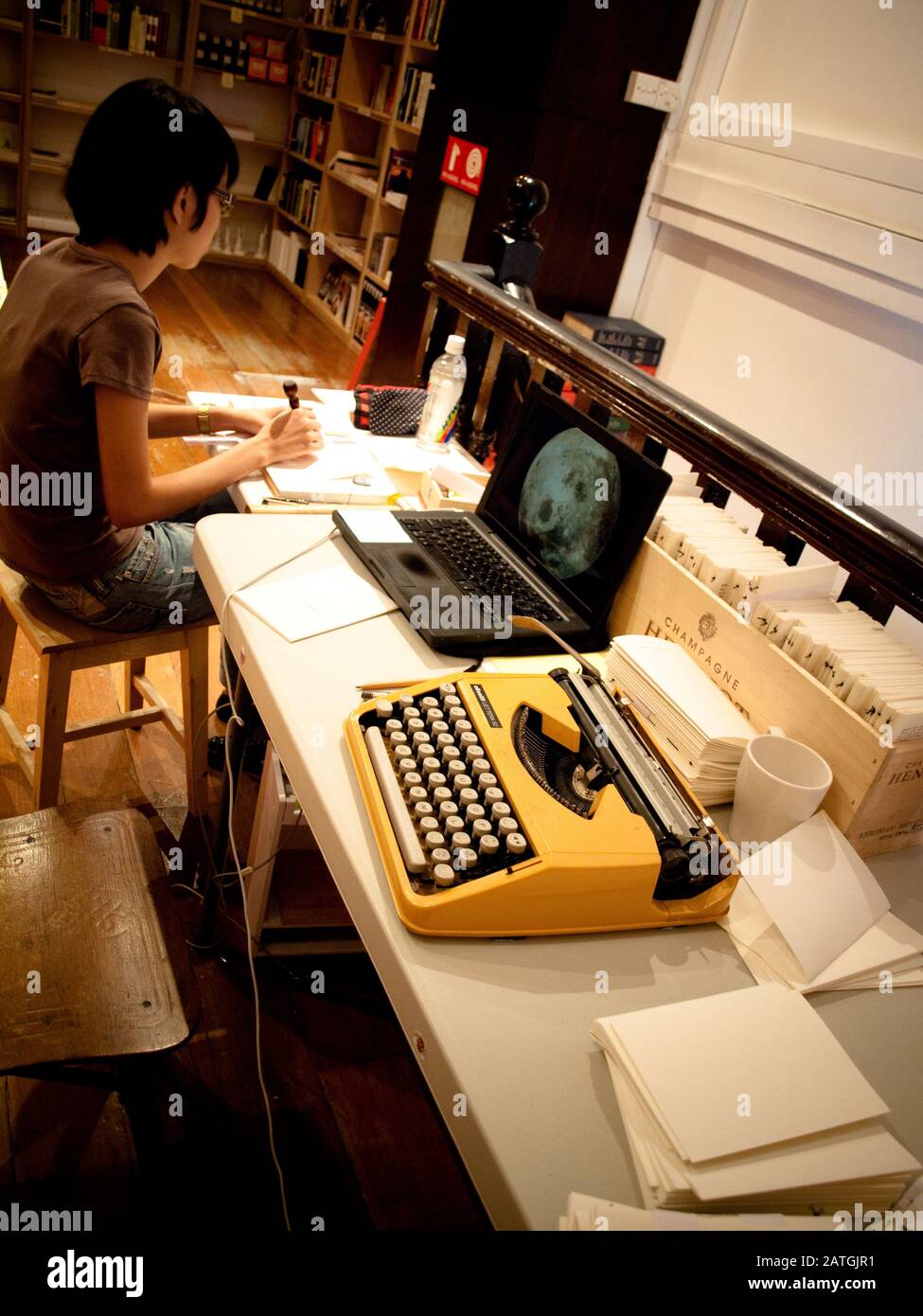 Eine gelbe Olivetti Lettera 82 Schreibmaschine bei BooksEigentlich, eine unabhängige (Indie) Buchhandlung in Singapur. Stockfoto