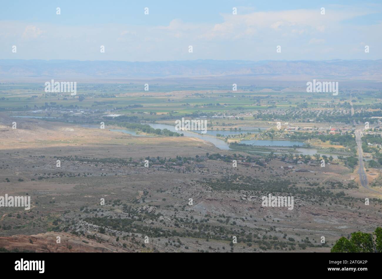 Frühsommer in Colorado: Blick nach Norden Vom Colorado National Monument zum Colorado River, der Stadt Fruita, dem Grand Valley und den Book Cliffs Stockfoto
