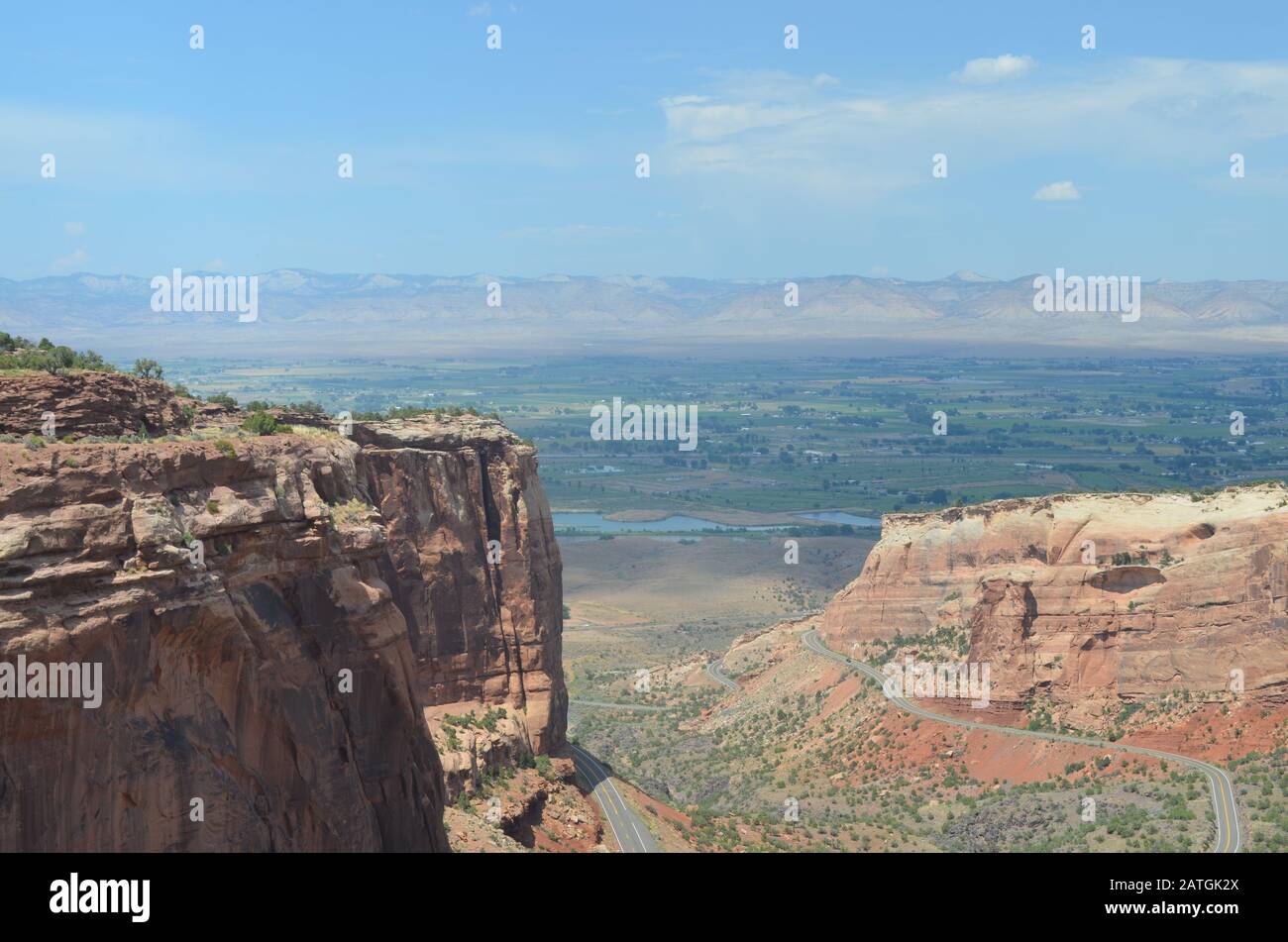 Sommer im Colorado National Monument: Blick Auf den Fruita Canyon zum Colorado River, Grand Valley und die Book Cliffs Aus dem Fruita Canyon View Stockfoto