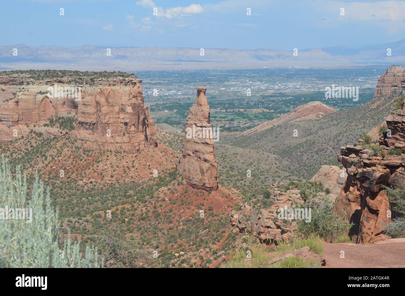 Sommer im Colorado National Monument: Unabhängigkeitsdenkmal, Grand Junction, Grand Valley und die Book Cliffs Aus der Sicht Des Unabhängigkeitsdenkmals Stockfoto