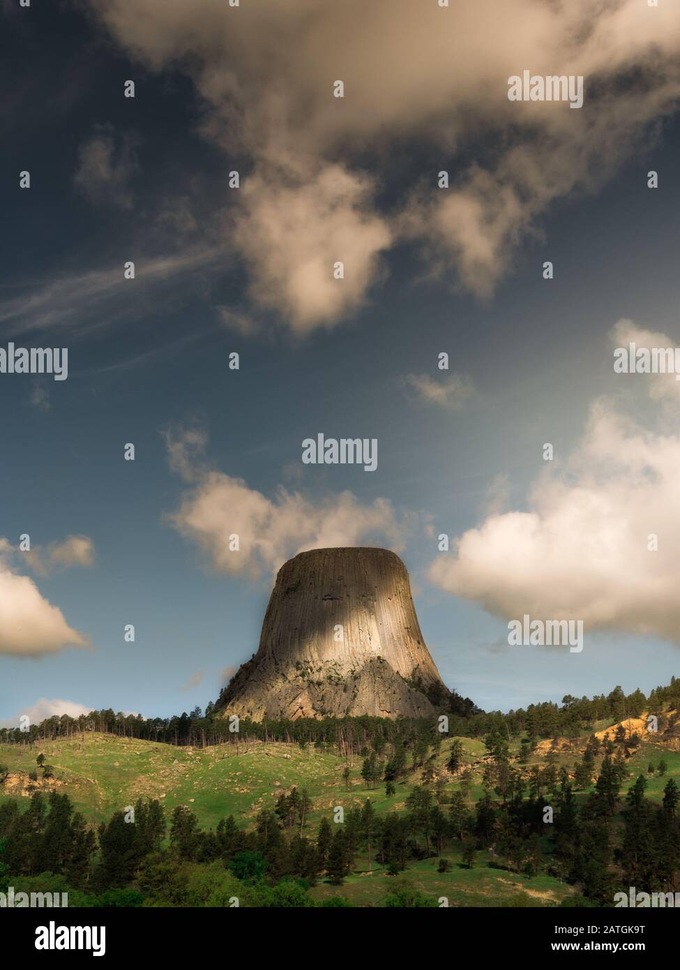 Devil's Tower in Wyoming tagsüber mit dramatischen Wolken Stockfoto