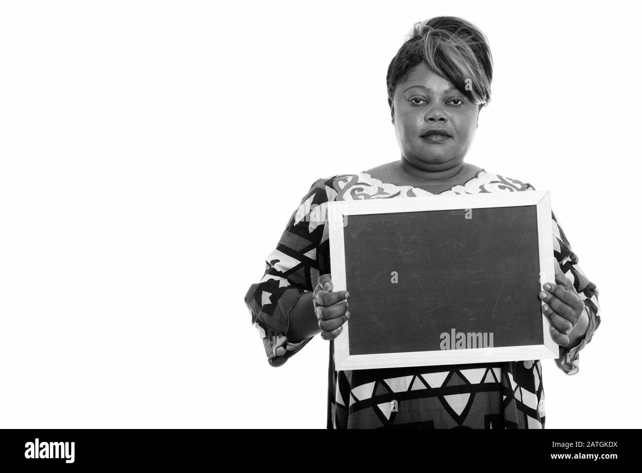 Studioaufnahme von übergewichtiger Afrikanerin mit Tafel Stockfoto