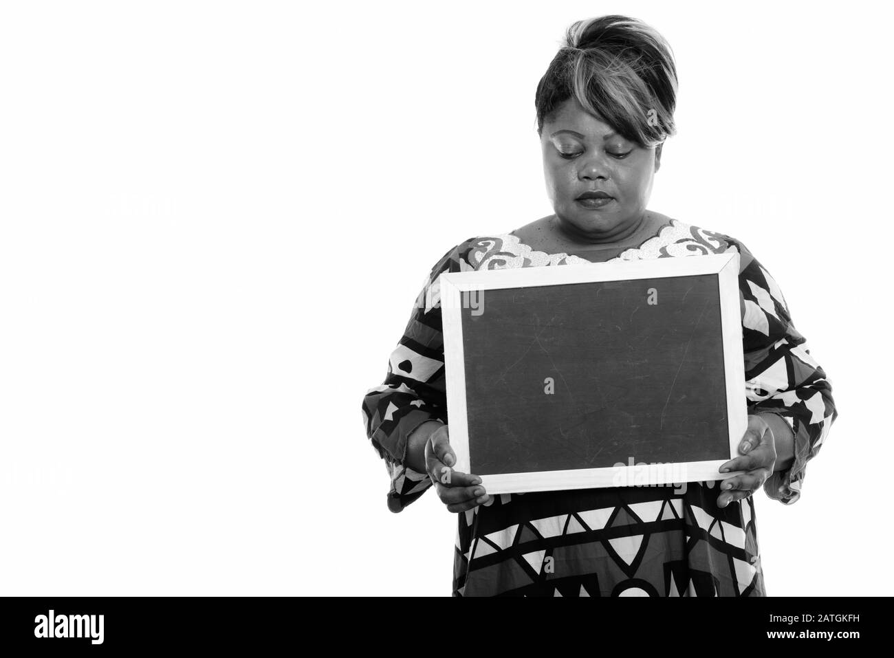 Porträt der schönen übergewichtigen Afrikanerin mit Tafel Stockfoto