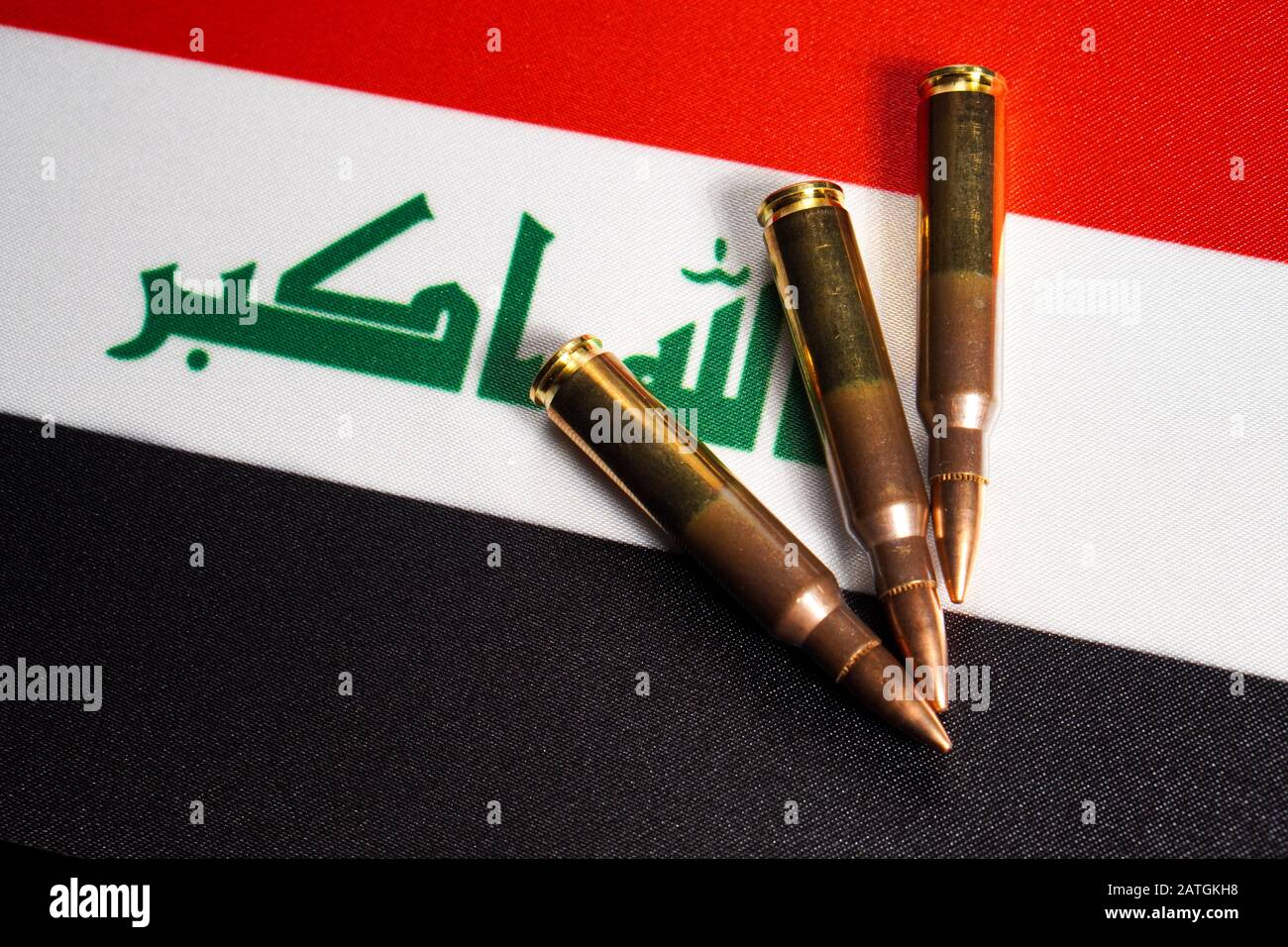 Drei Gewehrpatronen auf der Flagge des Irak. Nahaufnahme, Kopierbereich Stockfoto