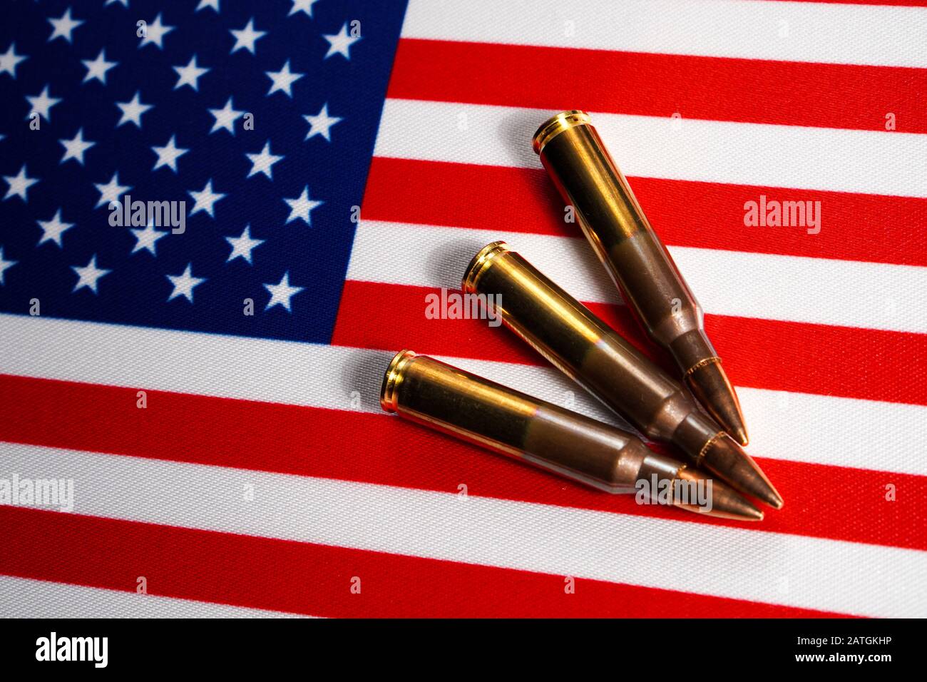 Drei Gewehrpatronen auf der Flagge der USA. Nahaufnahme, Kopierbereich Stockfoto