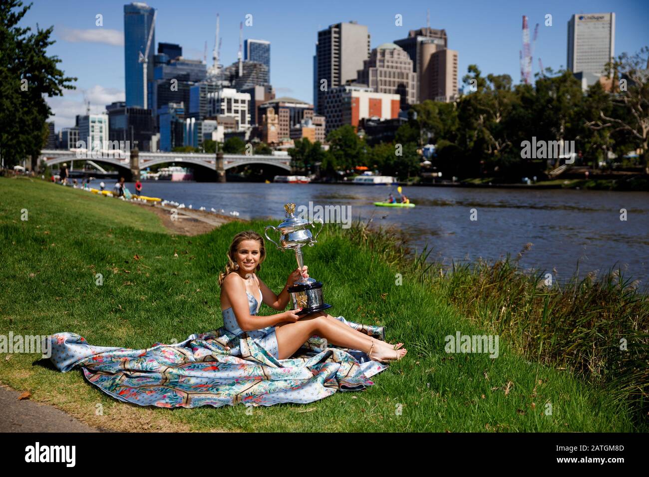 2020 Australische Open-Siegerin SOFIA KENIN (USA) bei einem Fotoshoot in Melbourne neben dem Yarra River, das ein Kleid des Melbourner Designers Jason Grech trägt Stockfoto