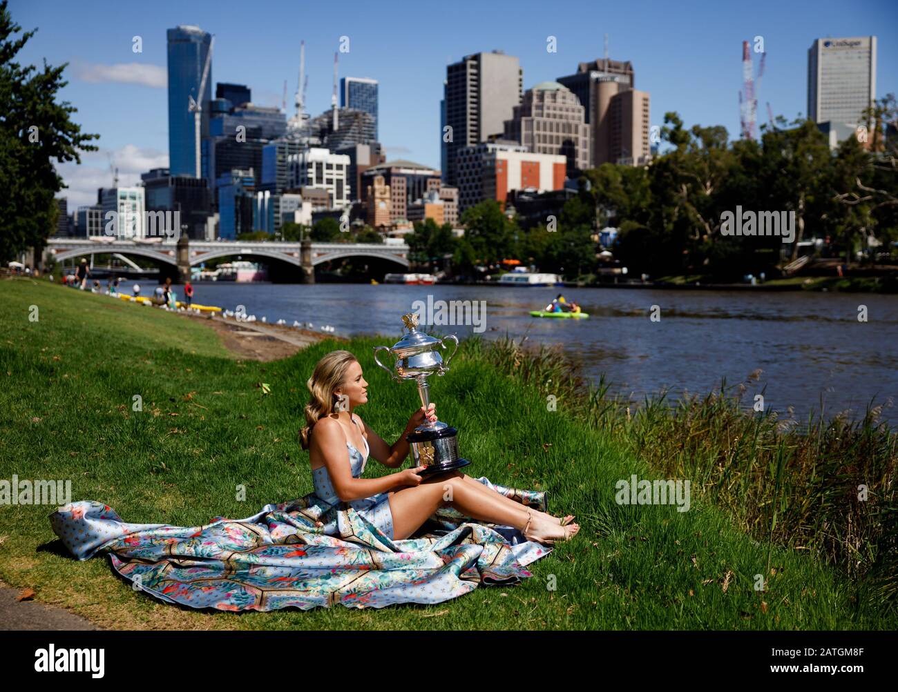 2020 Australische Open-Siegerin SOFIA KENIN (USA) bei einem Fotoshoot in Melbourne neben dem Yarra River, das ein Kleid des Melbourner Designers Jason Grech trägt Stockfoto