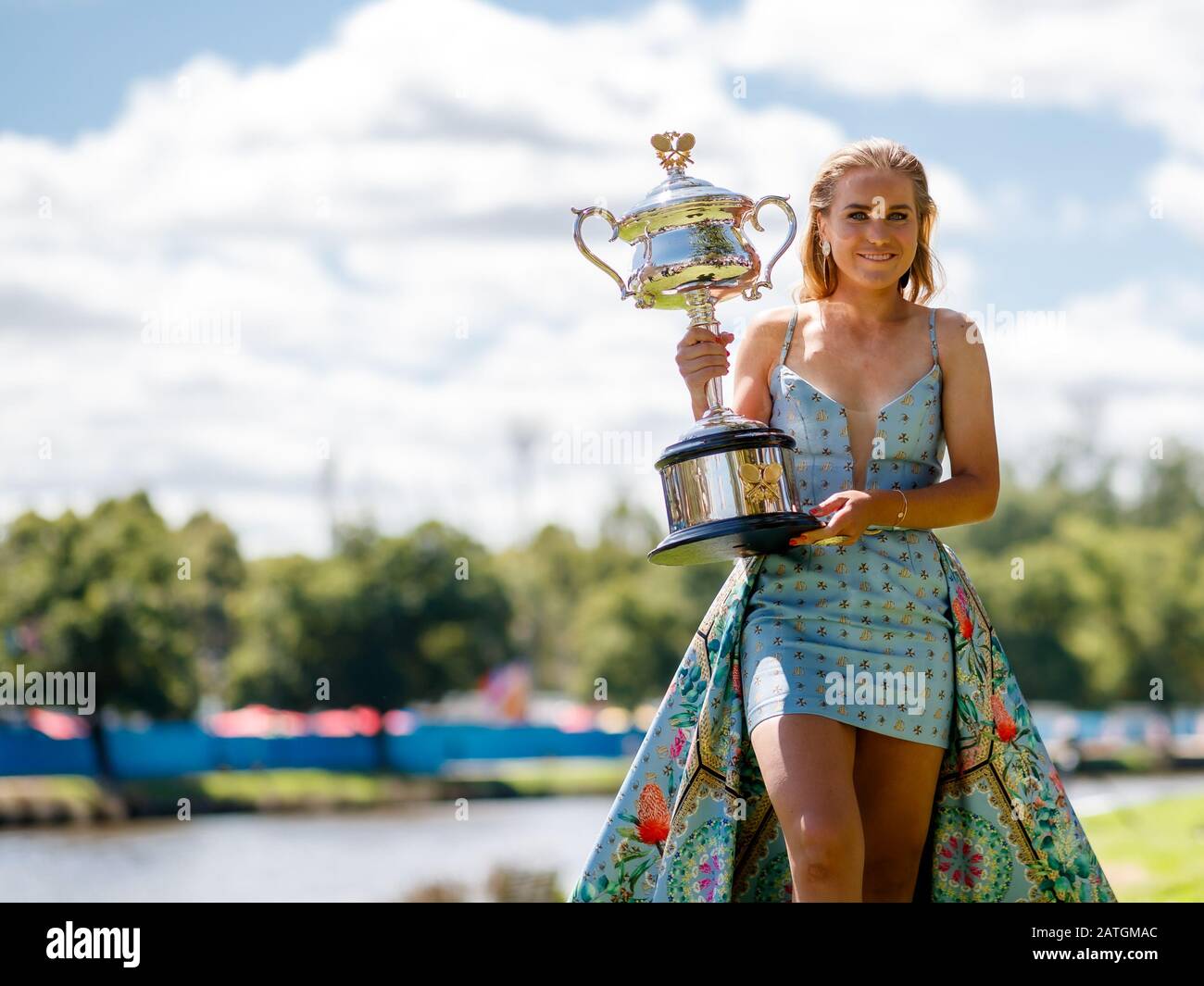 2020 Australische Open-Siegerin SOFIA KENIN (USA) bei einem Fotoshoot in Melbourne neben dem Yarra River, das ein Kleid des Melbourner Designers Jason Grech trägt Stockfoto