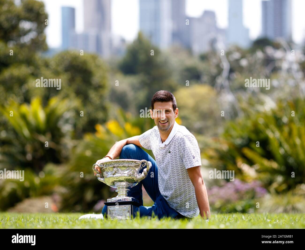 Novak DJOKOVIC (SRB) während einer Trophäe im Royal Botanical Gardens in Melbourne nach dem Gewinn der Australian Open 2020 Stockfoto