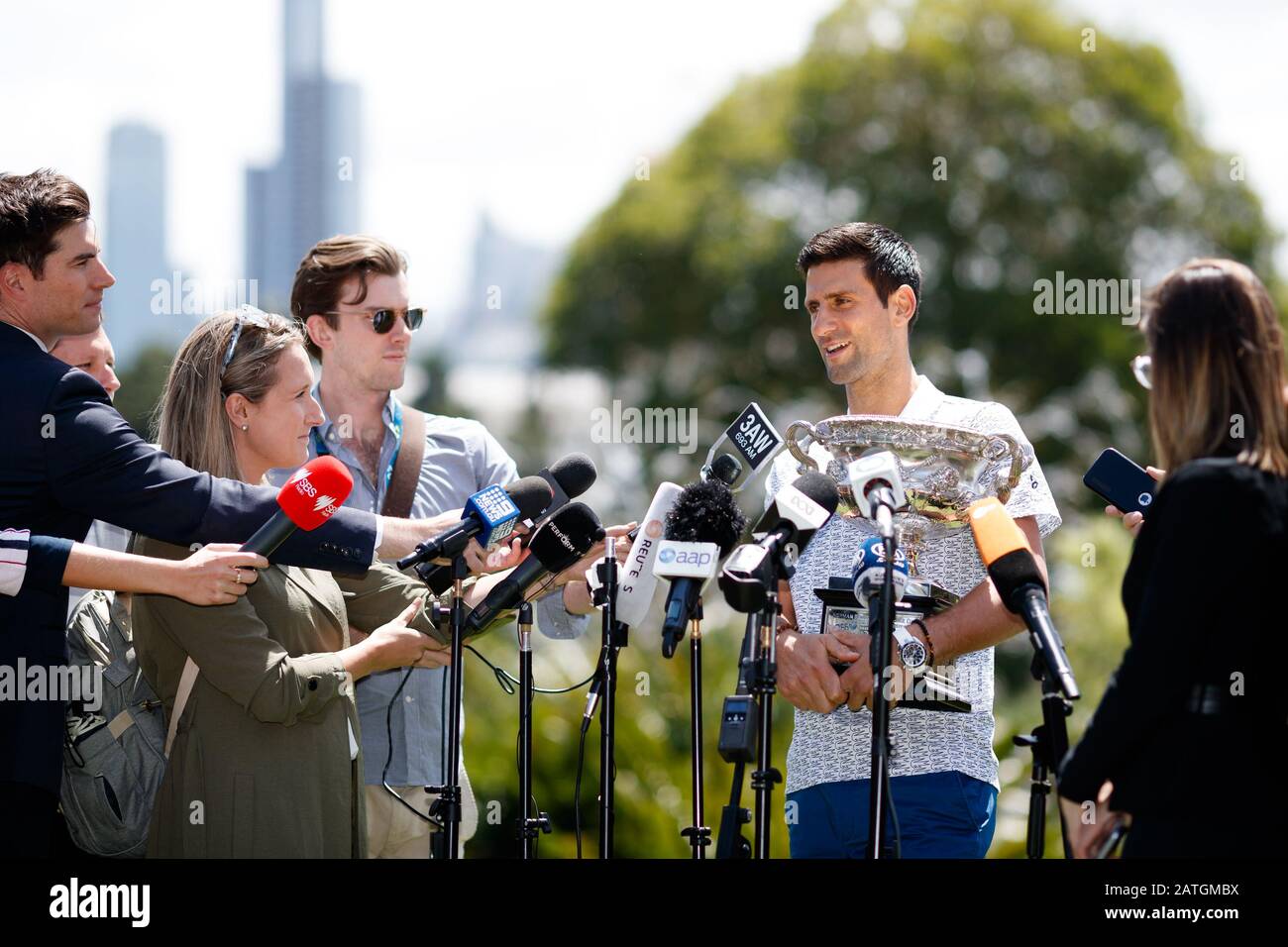 Novak DJOKOVIC (SRB) während einer Pressekonferenz im Royal Botanical Gardens in Melbourne, nachdem er die Australian Open 2020 gewonnen hatte Stockfoto