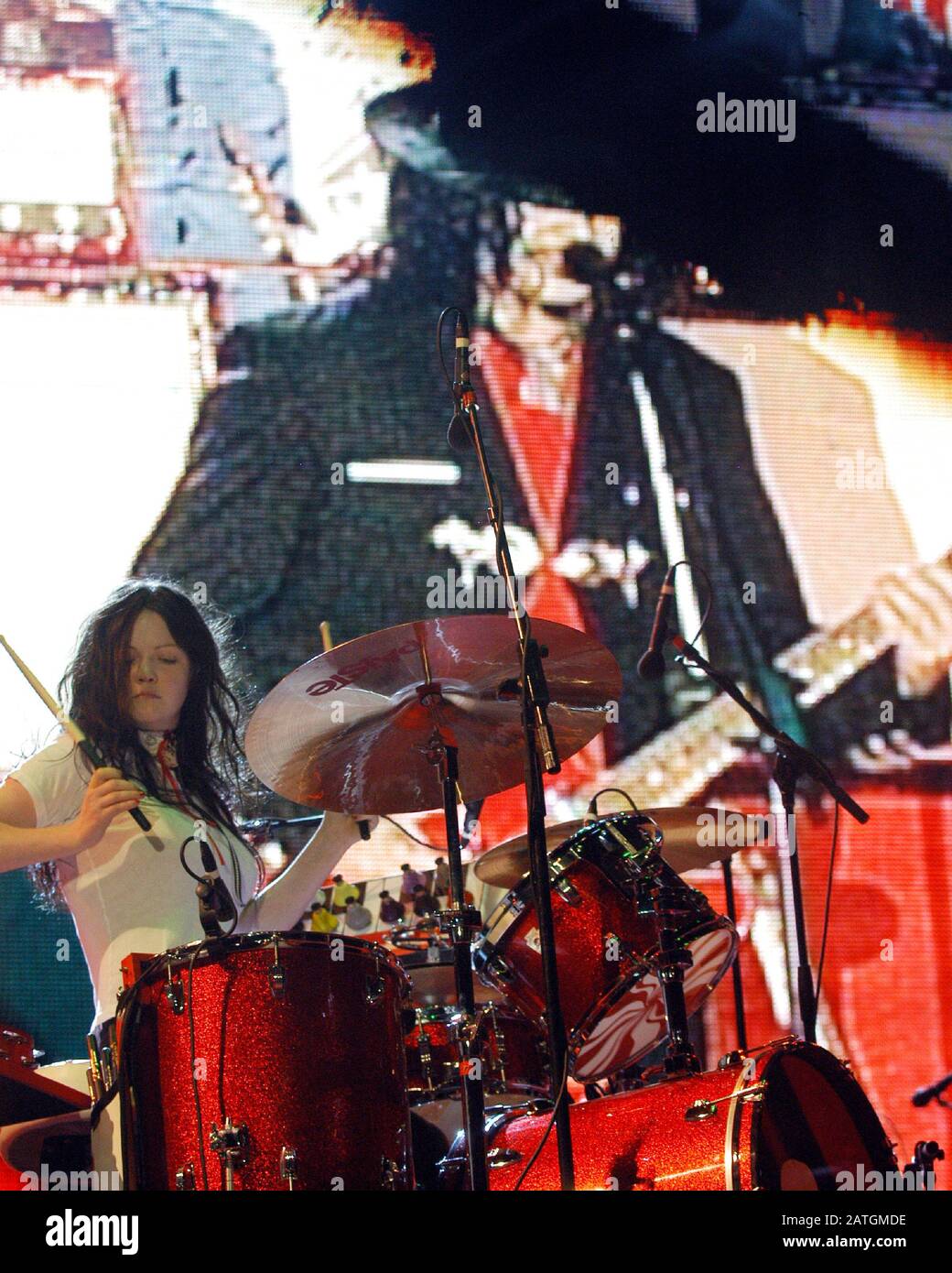 10. Juni: Meg White und Jack White von The White Stripes eröffnen ihre "Get Behind Me Satan"-Tour mit einem Headliner-Auftritt in der ersten Nacht des Music Midtown Festivals in Atlanta am 10. Juni 2005. Kredit: Chris McKay / MediaPunch Stockfoto