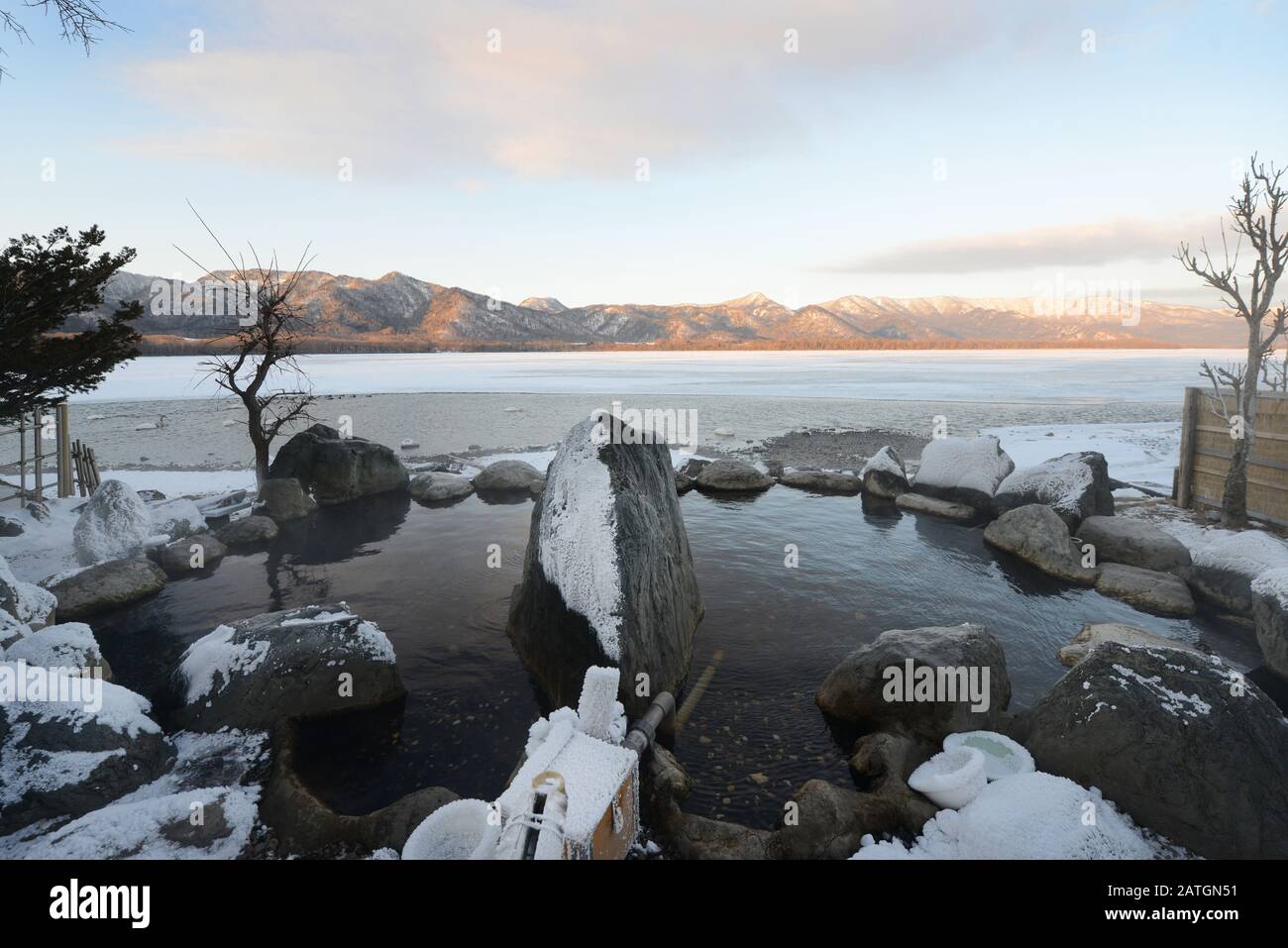 Kotan rotenburo am Kussharo-See in Hokkaido, Japan. Stockfoto