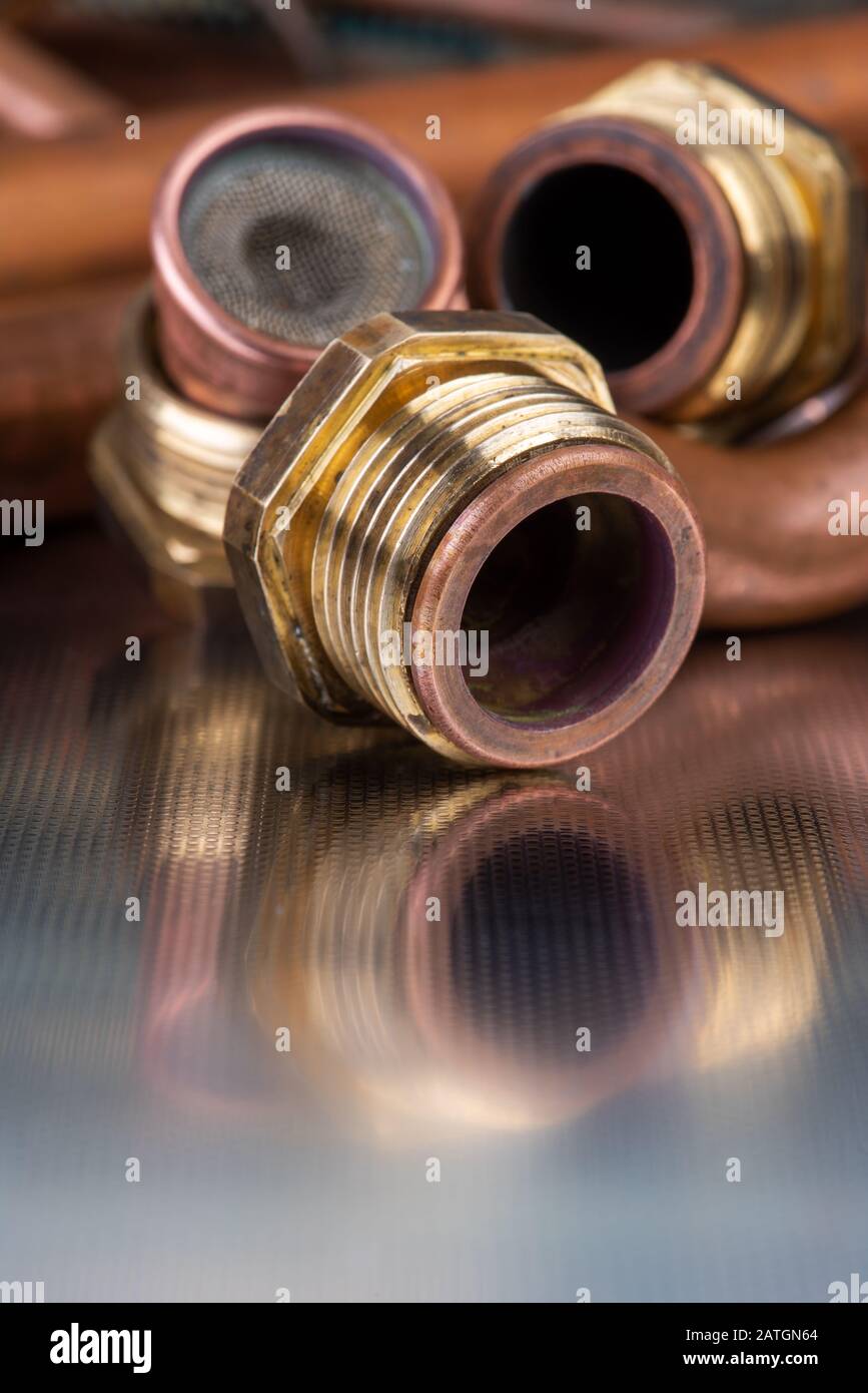 Sanitär-und Heizungsarmaturen Installation und Service, Artikel nach der Reparatur auf Metalloberfläche der Werkstatt Stockfoto