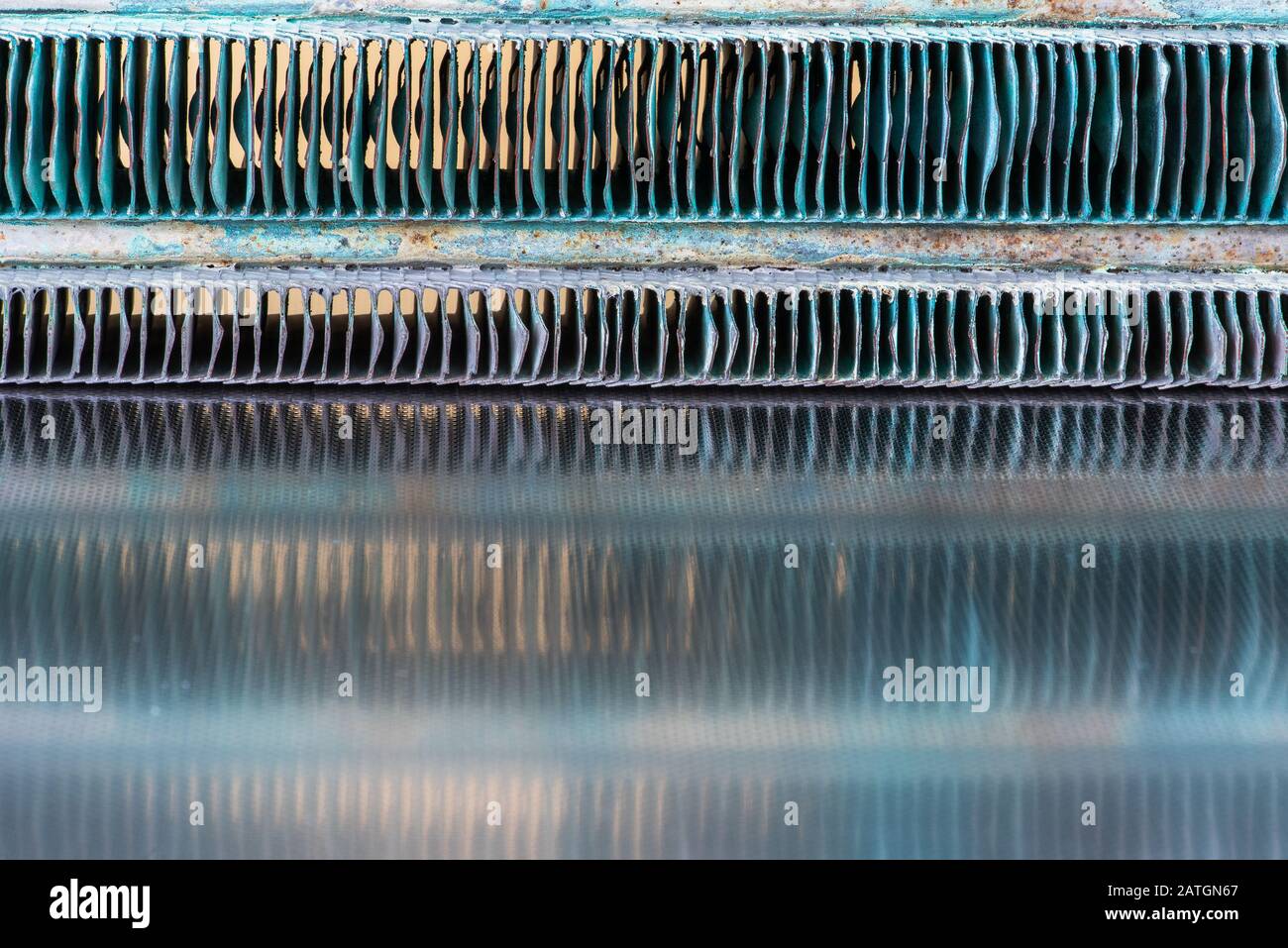 Alte Heizungswärmetauscher mit Reflexion auf metallischem Tisch als Hintergrund Stockfoto