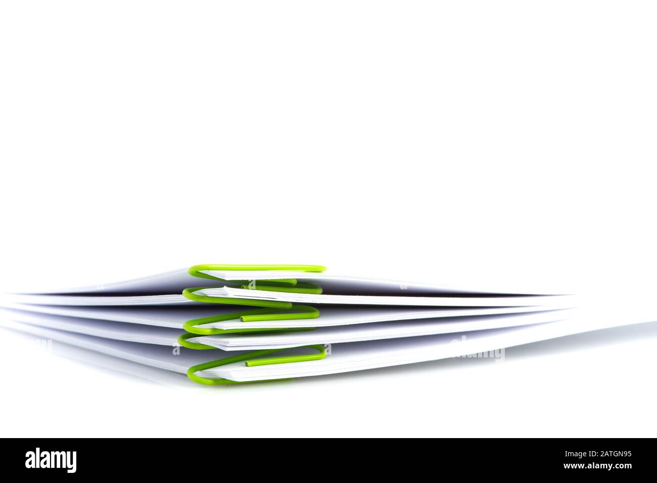 Stapel von leerem Dokument mit Büroklammer auf weißem Hintergrund Stockfoto