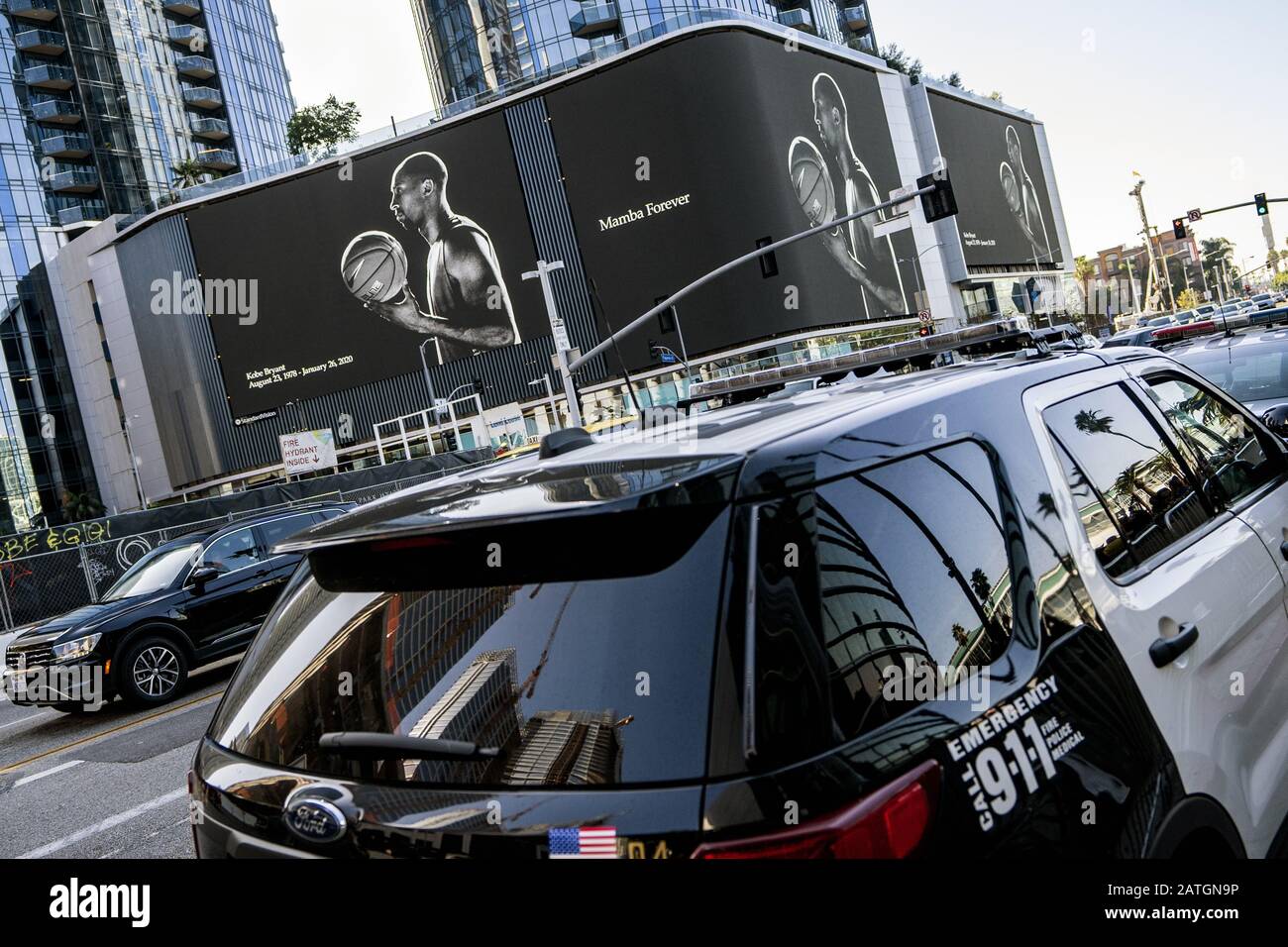 Los Angeles, USA. März 2019. Ein Blick auf Die Schilder in der Nähe des Staples Center.Kobe und seine Tochter Gianna gehörten zu den neun Menschen, die bei einem Hubschrauberabsturz ums Leben kamen. Kredit: Ronen Tivony/SOPA Images/ZUMA Wire/Alamy Live News Stockfoto