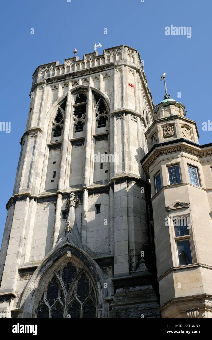 Straßenszenen aus dem Zentrum der Stadt Gloucester in Südengland. Der St. Michael's Tower steht am Kreuz. Stockfoto