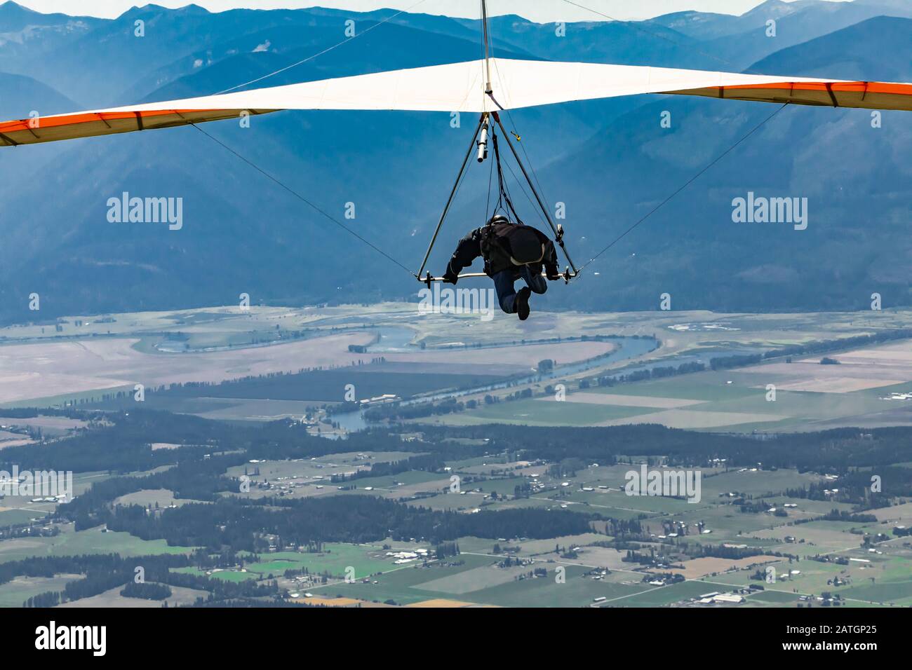 Fliegender Hängegleiter im Einsatz. Extreme Luftsportarten. Freizeit in Creston, British Columbia, Kanada. Mann Drachenfliegen Stockfoto
