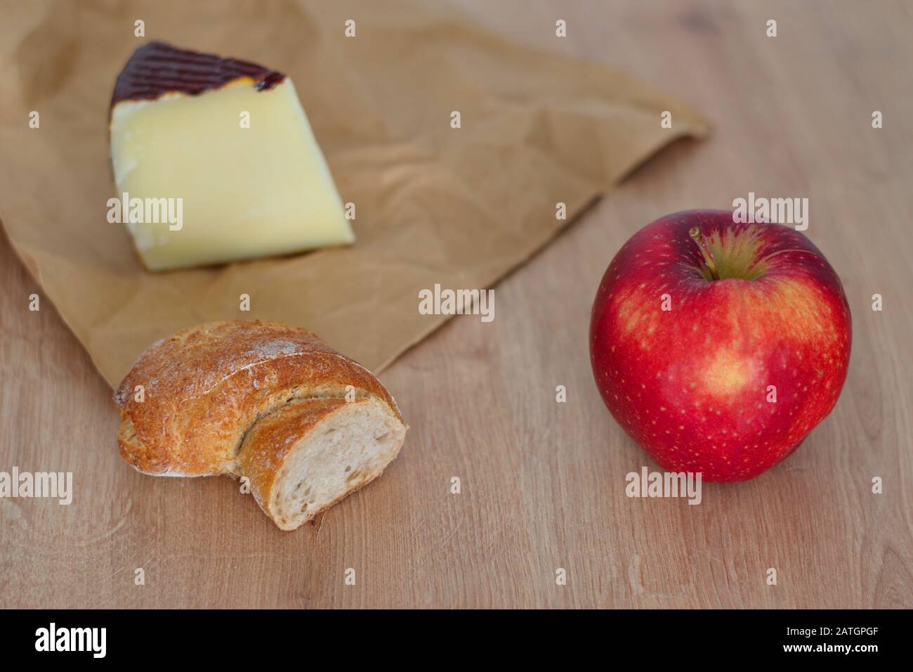 Apfel, Käse und Brot auf dem Tisch Stockfoto