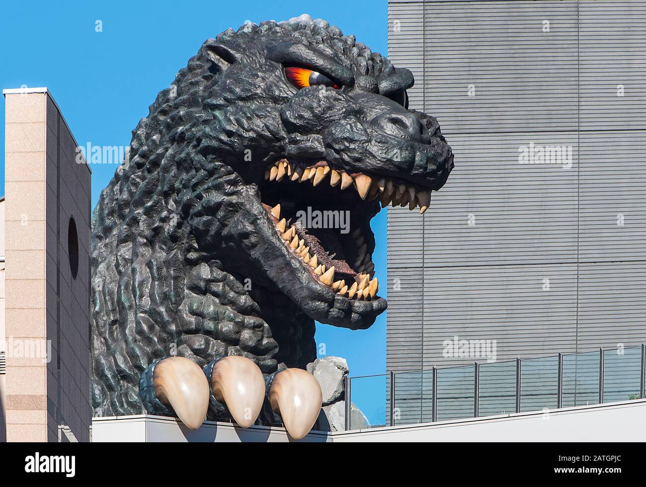 Tokio - DEC 30: Nahbereichsleiter Godzilla Doll im Shinjuku District in Tokio am 30. Dezember. 2016 in Japan Stockfoto