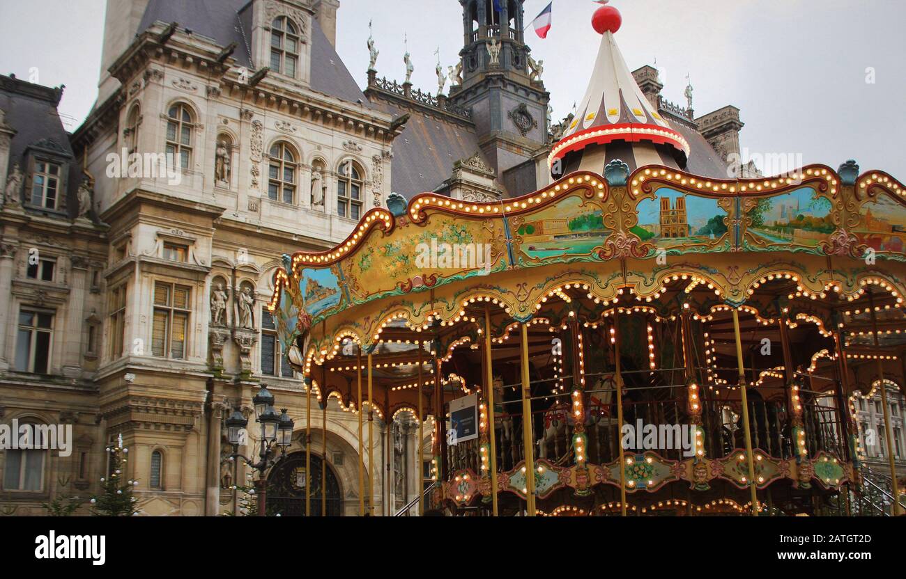 Altes Karussell in Bewegung in der Nähe des Rathauses in Paris, Frankreich Stockfoto