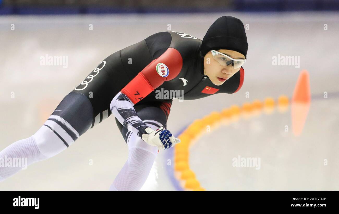 (200203) -- MILWAUKEE, 3. Februar 2020 (Xinhua) -- Xi Dongxue aus China tritt während des 1000-m-Rennens der Frauen bei den ISU Four Continents Speed Skating Championats in Milwaukee, den Vereinigten Staaten, 2. Februar 2020 an. (Xinhua/Li Ying) Stockfoto