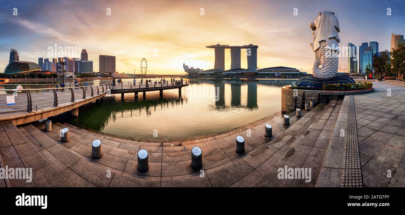 Singapur - 11. OKTOBER 2019: Merlion Fountain und Marina Bay Sandes Panorama ist ein berühmtes Wahrzeichen bei Sonnenaufgang der Stadt Singapur Stockfoto