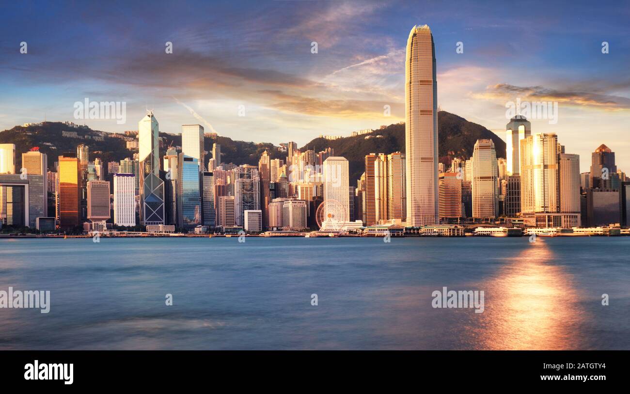 Skyline von Hongkong aus kowloon, Panorama bei Sonnenaufgang, China - Asien Stockfoto