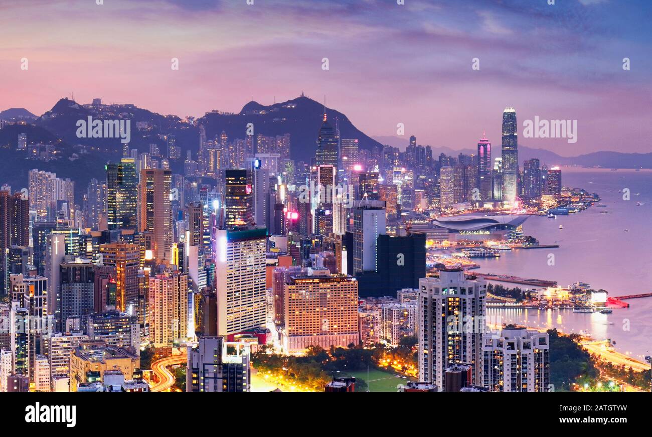 Dramatischer Sonnenaufgang von Hongkong, China - Panorama-Skyline Stockfoto