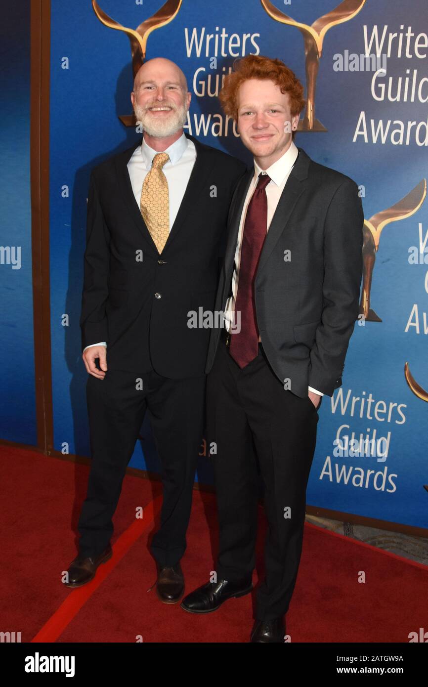 Beverly Hills, Kalifornien, USA 1. Februar 2020 Schriftsteller David Hollander und Schauspieler Clay Hollander nehmen an der Verleihung der Writers Guild Awards West Coast 2020 am 01. Februar 2020 im Beverly Hilton Hotel in Beverly Hills, Kalifornien, USA, teilzunehmen. Foto von Barry King/Alamy Live News Stockfoto