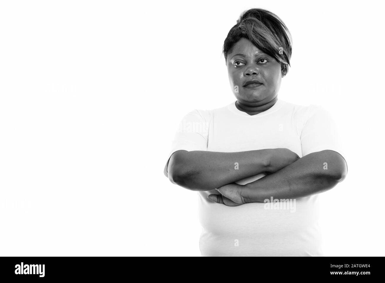 Studio-Schuss von fetter schwarzer Afrikanerin, die mit gekreuzten Armen für das Fitnessstudio dachte Stockfoto