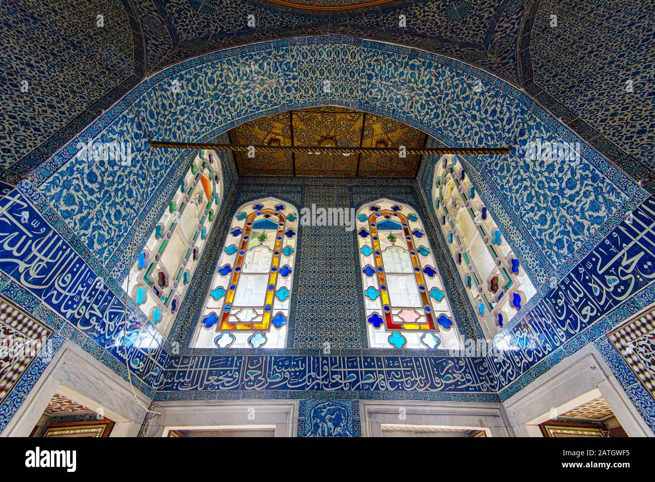 Istanbul - 01. JANUAR: Innenräume des Topkapi-Palastes und Glasfenster in Istanbul am 01. Januar. 2020 in der Türkei Stockfoto