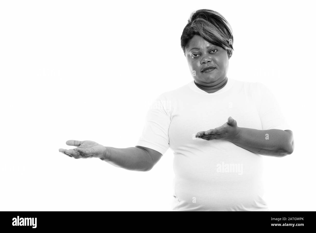 Studio-Schuss von fetter schwarzer Afrikanerin, die etwas bereit für die Sporthalle zeigt Stockfoto