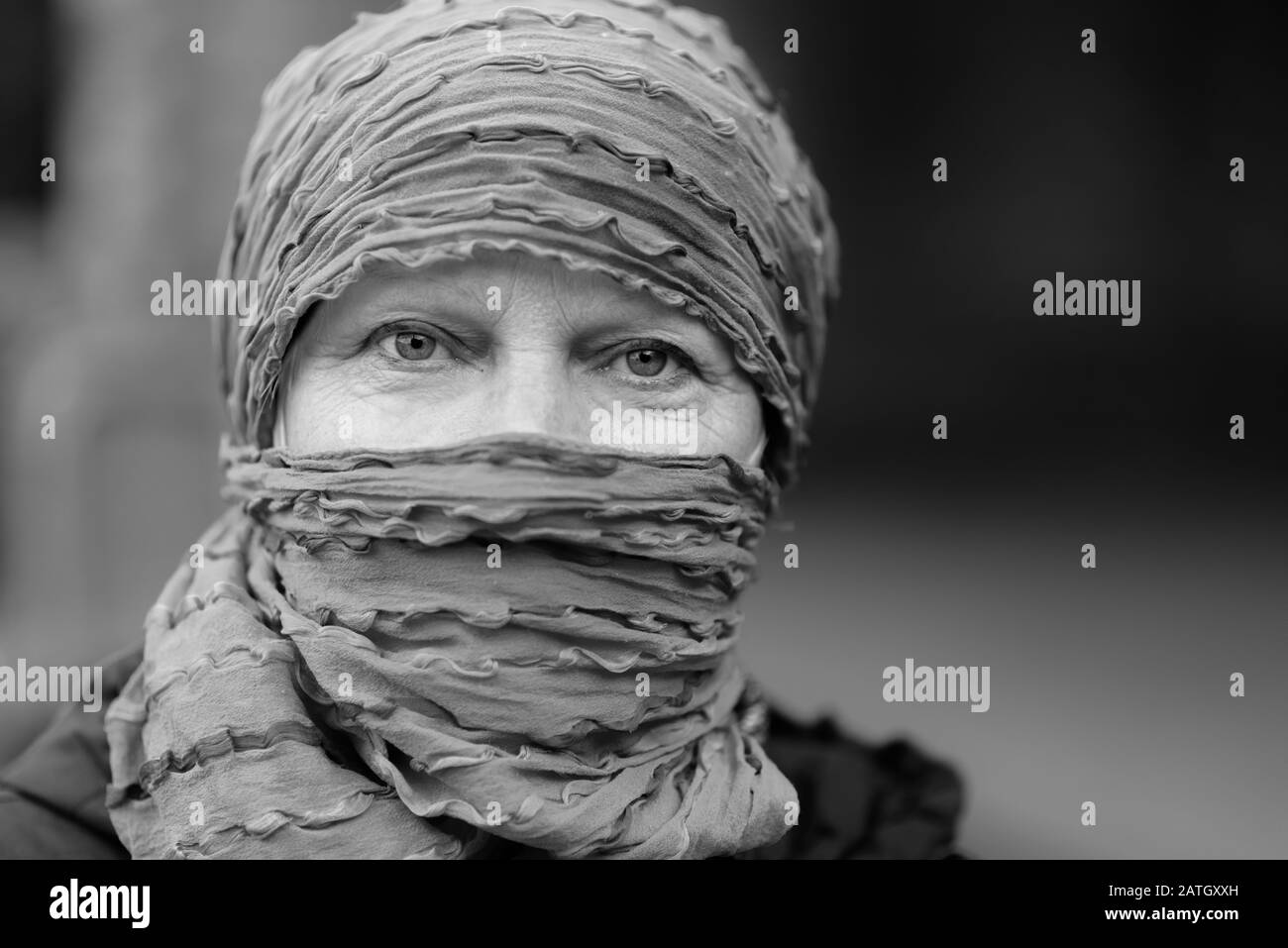 Porträt einer schönen Frau mittleren Alters in Schal. Stockfoto