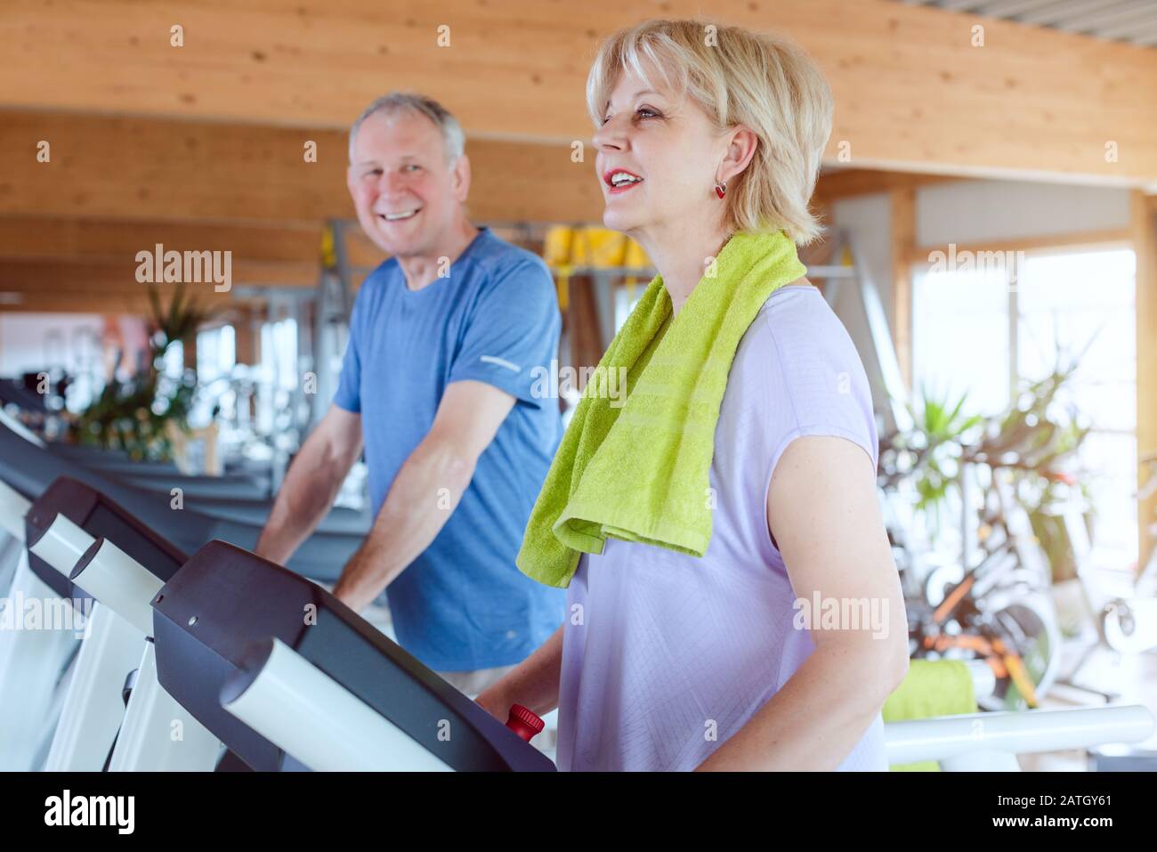 Senior Paar zusammen Training auf dem Laufband im Fitnessstudio Stockfoto