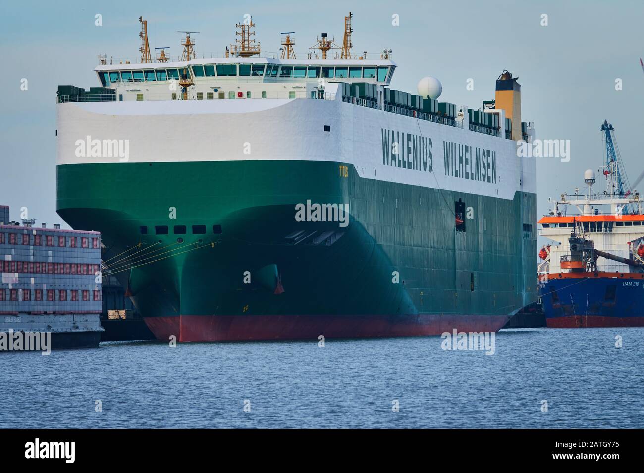 Bremerhavener 16. Januar 2020: Die Titus, ein großes Frachtschiff der Schiffahrtsgesellschaft Wallenius Wilhelmsen aus Skandinavien, ankern in der i. Stockfoto