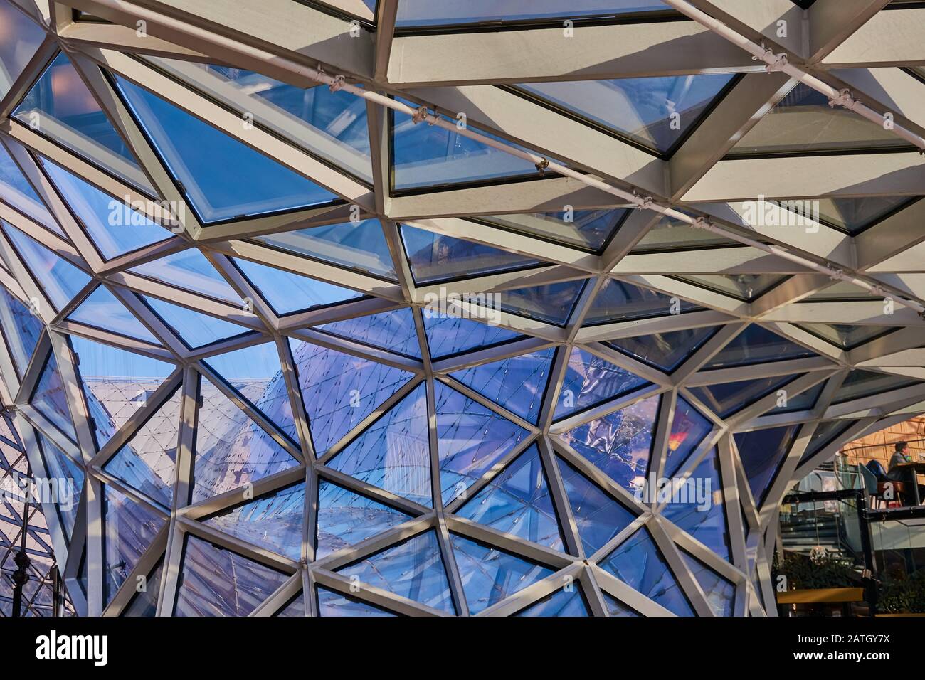 Frankfurt, 30. Dezember 2019: Geschwungenes Glasdach nach innen im Frankfurter Einkaufszentrum myzeil, abstrakte moderne Architektur Stockfoto