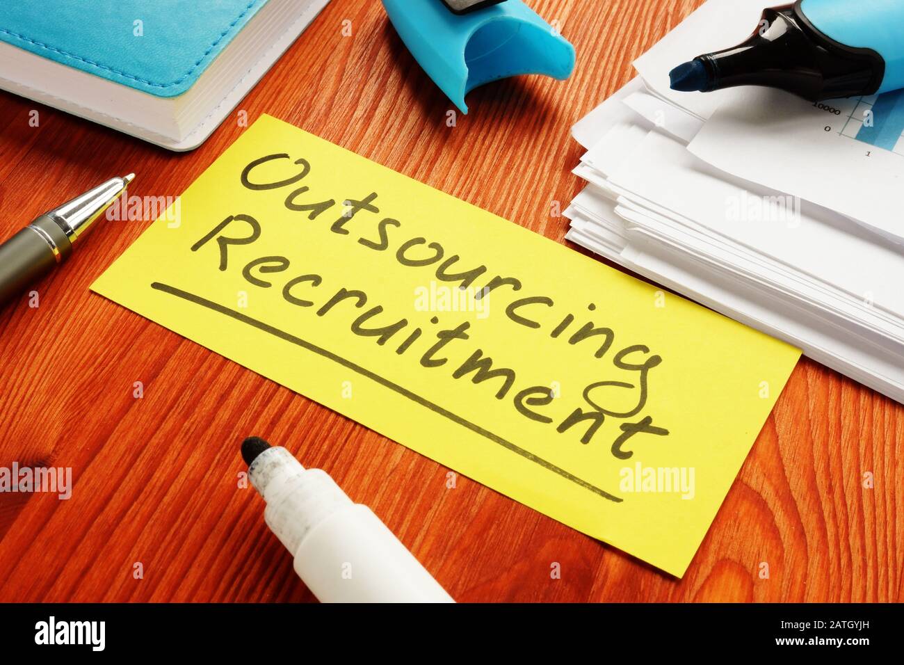 Unterzeichnung des Recruitment Memos für das Outsourcing über den HR-Prozess der Delegierung. Stockfoto