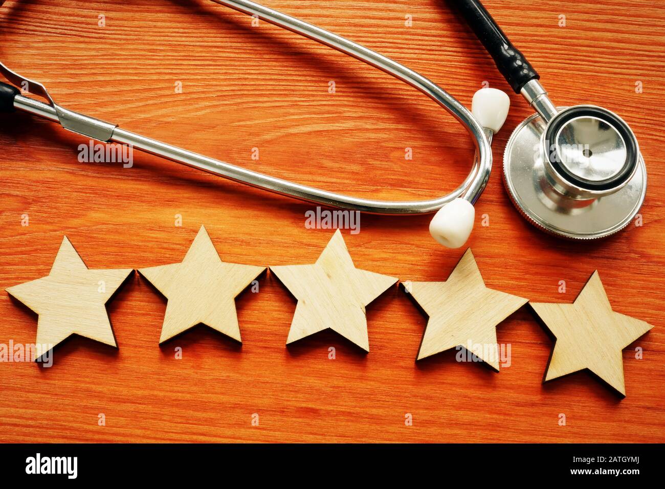 Konzept für Patientenerfahrung und -Zufriedenheit. Stethoskop und fünf Sterne. Stockfoto